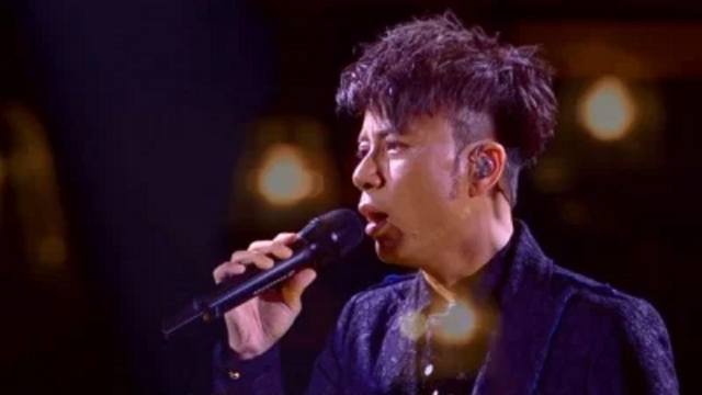 李克勤都只是翻唱！《月半小夜曲》原唱一开口，秒杀全座！