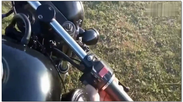 用手摇把启动的柴油摩托车，骑着上路烟特别大