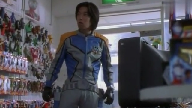 盖亚奥特曼穿越到现实世界，看到电视上播放的奥特曼，心里好懵