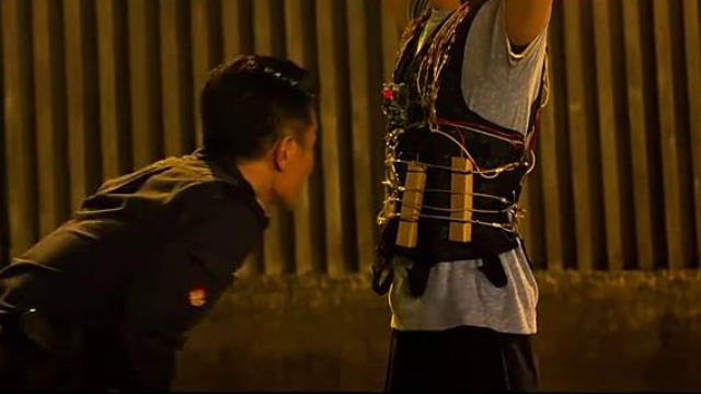 《拆弹专家》-拆弹专家刘德华也对绑在同事身上的炸弹无能为力