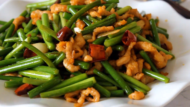 蒜苔炒肉这样做容易入味，大厨教你这样做，肉丝滑嫩有食欲