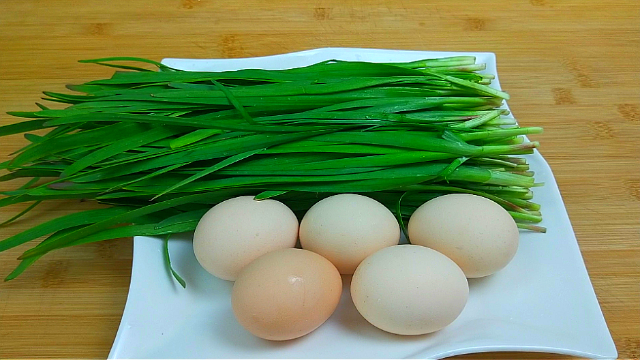 1把韭菜5个鸡蛋，不包饺子不蒸包子，教你秘制做法，吃一次就上
