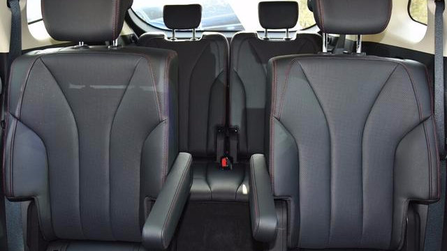 比亚迪再亮“利剑”，6座唐二代霸气来袭，15.99万起又要