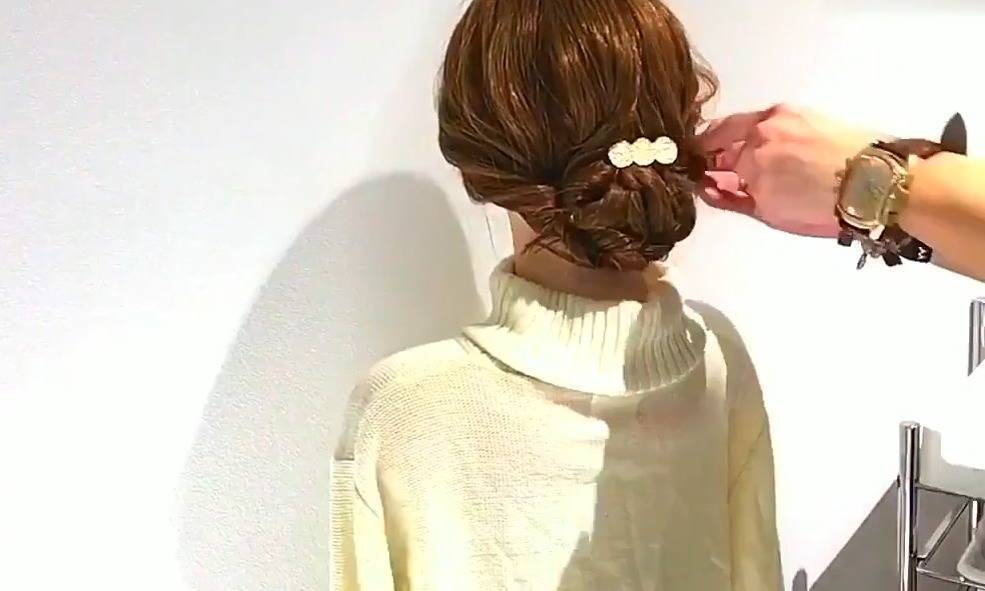 《时尚发型》一分钟学懒人扎发，简单自然又大方