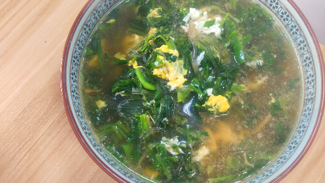 菠菜鸡蛋汤的家常做法，做出来的汤美味可口，农村最常见的美食