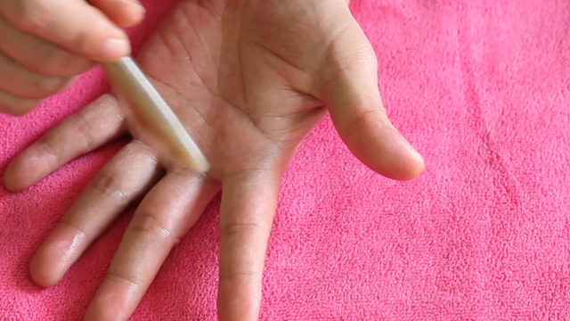 按揉手部血压反射区，缓解高血压引起的症状