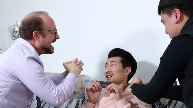 小伙玩吃鸡游戏一流，俩小伙纷纷跪地求收徒！