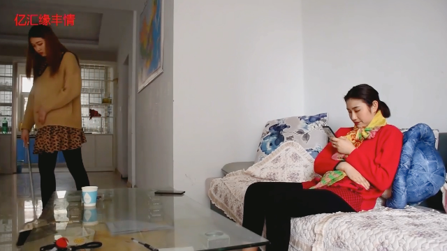 婆婆v婆婆落自己名下让儿媳出装修费,桃色霸占女方工资黑胡背景男方墙中式图片