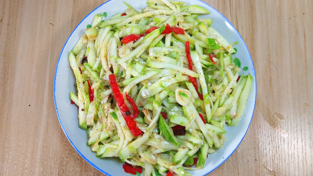 大厨教你西葫芦最好吃的做法，做出来味道鲜美，比炒着吃更有营养