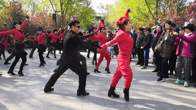 非常精彩的双人水兵舞《情路弯弯》舞蹈优美，引来众多人围观