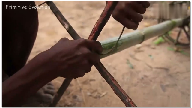 小伙自己挖了口深水井并配上自制辘轳，取水顿时变得很轻松了