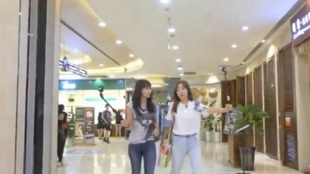 韩国人都欢呼起来，找到中国遍地都是这小吃，韩国艺人在成都