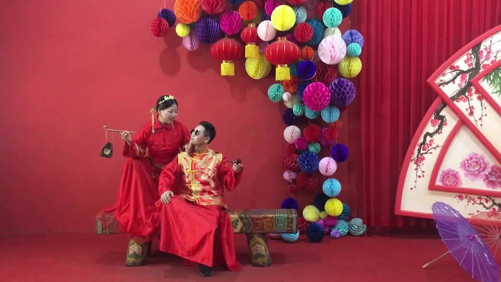 外景化妆师除了给客户化妆还要当苦力，工作十几个小时，工资还低