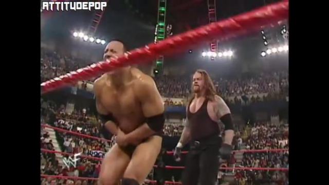 WWE早期罕见比赛巨石强森VS送葬者.
