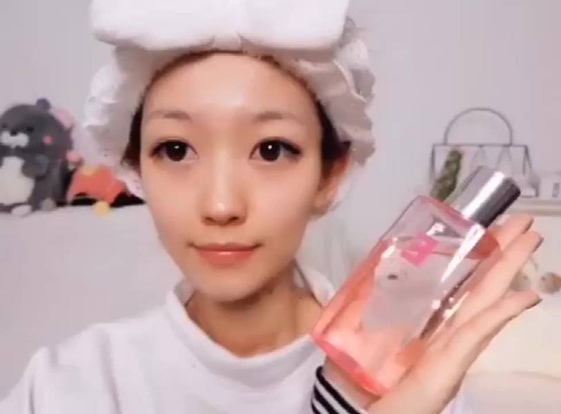 新手可以这样画底妆，还不会卡粉浮粉，让你的妆容更自然