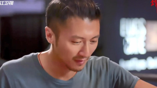 邓紫棋克服恐惧吃蜘蛛，谢霆锋留后手，三只蝎子吓得她跳起来