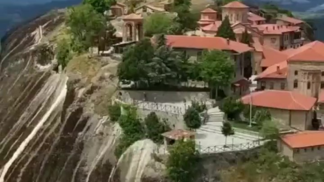 奇观奇观，巨岩上面竟然有座房子.