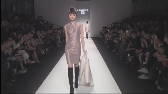 美女模特走秀，把外套脱掉后，旗袍很好看！