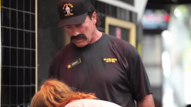 阿诺施瓦幸格健身房假扮教练指导学员，竟然没被认出来