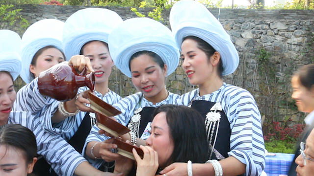 贵州贞丰县千人宴，布依族少女“高山流水”的敬酒方式让你投降
