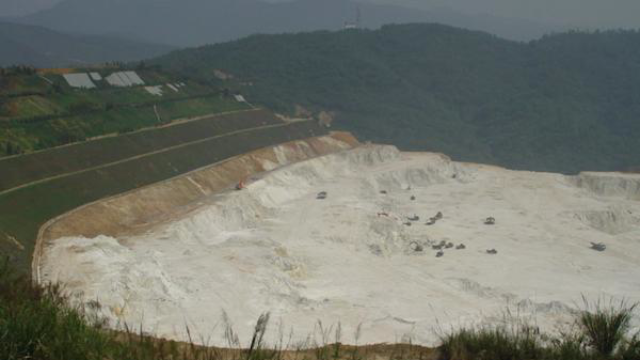 风水大师赵一铭找到风水宝地后竟然挖出了白色的观音土，好神奇