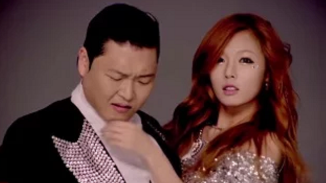 给鸟叔伴舞的女孩火了！mv点击破一亿，鸟叔都被看呆了！