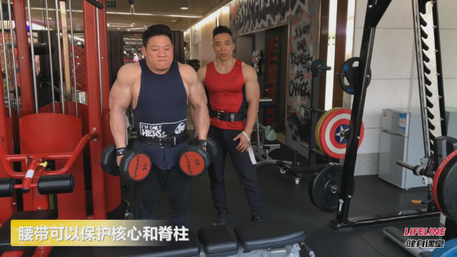 哑铃耸肩练斜方肌时，如何拿起更大的重量不受伤，健身专家教给你