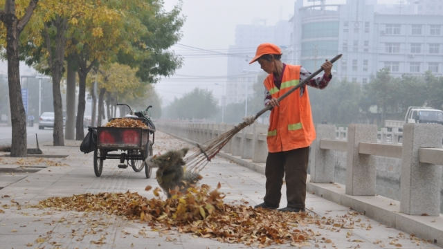 为什么环卫工人辛苦工资又低，还是有很多人去做？看完不禁心酸