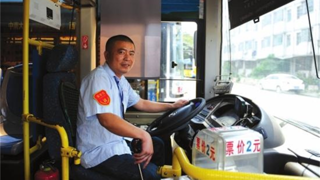 公交司机一个月能赚多少钱？看了他们的真实收入后，心里有点酸