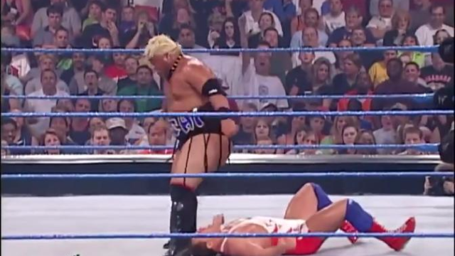 当年WWE的“狠角色”一屁股把对手坐趴下