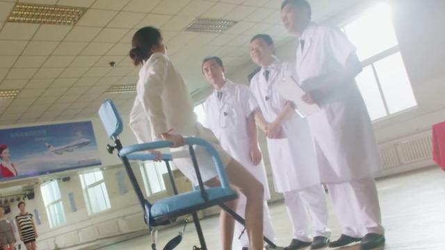 173关晓彤撞上182陈伟霆,上演完美身高差，高跟鞋终于穿对