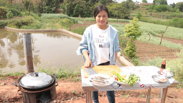 鲜活鲫鱼做凉拌菜，没想到凉拌鲫鱼实在太好吃，吃一口就赞不绝口