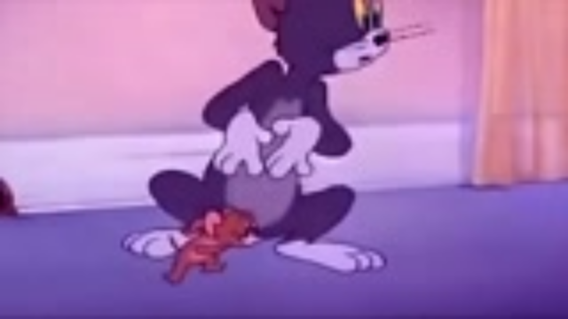 猫和老鼠杰瑞将炸弹给了汤姆，汤姆和那只猫互相推让