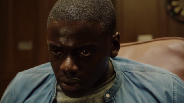 黑人小哥晚上翻女友房间，看见她和很多黑人的合影，吓得拔腿就跑