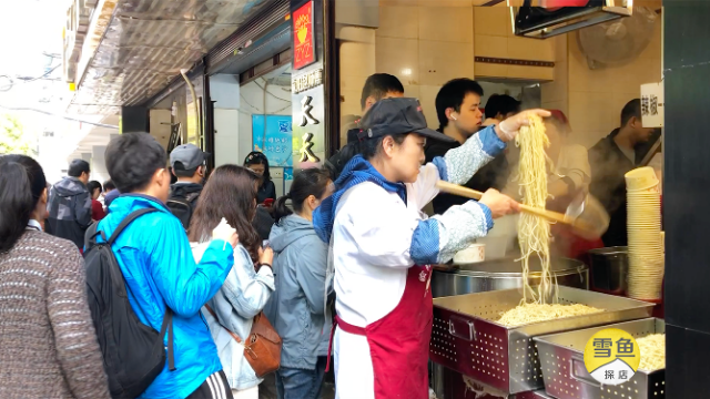 武汉早餐小店20个服务员忙不开！人均15元，排在队尾看不到店