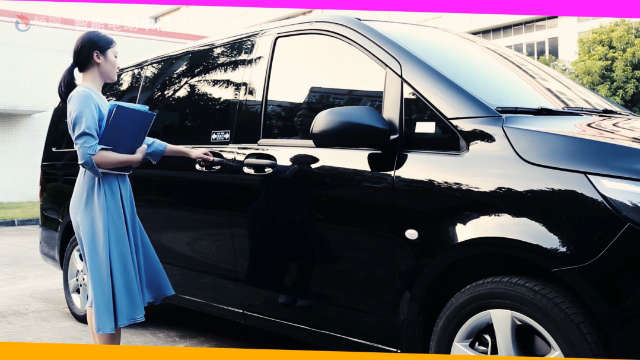 美女小姐姐惊呼：奔驰威霆电动中门还可以这样操作！