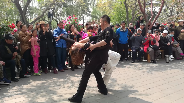 非常好看的吉特巴双人对跳，引来众多人围观和拍照