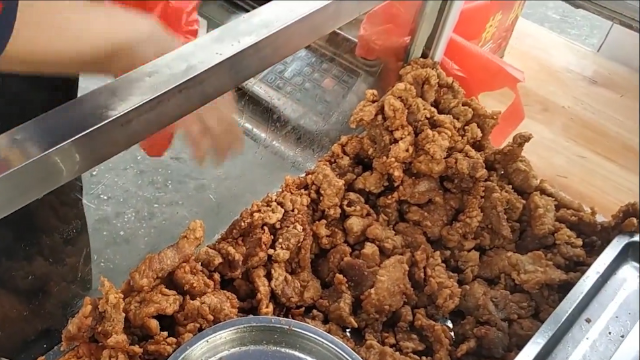 泉州街边火爆30年的炸醋肉，两口油锅炸不停，一出摊就大排长队