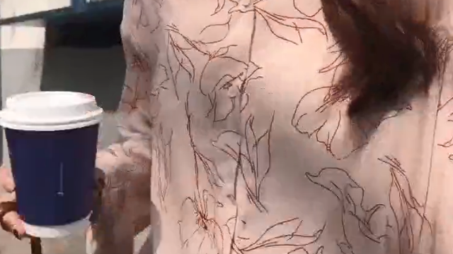 衬衫配黑色牛仔裤，今年开春必备的一款穿搭