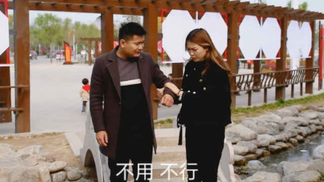 丈夫出差妻子假装依依不舍，下一秒的步伐暴露她的真实想法，笑喷