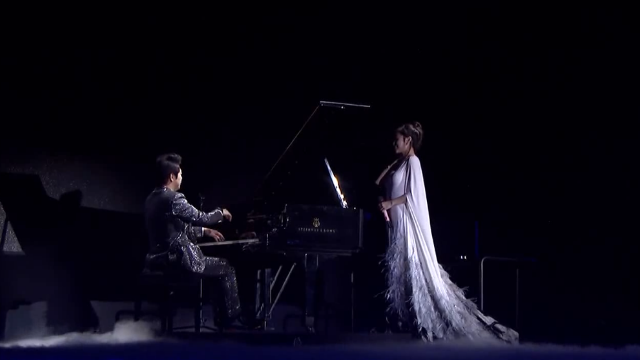 钢琴演奏家郎朗，指间翻飞，余音绕梁三日不绝