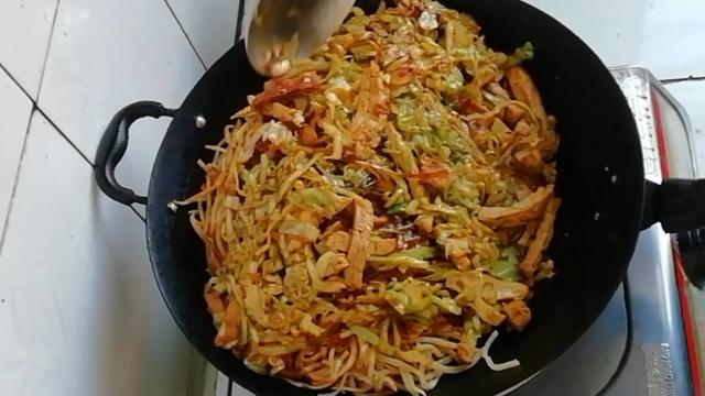 大厨教你在家做北方特色小吃炒饼，四人炒了一大锅，差点不够吃
