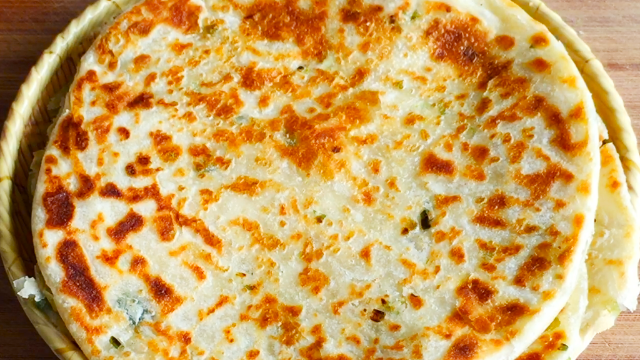 懒人葱油饼做法，不用饧面，2分钟烙一锅，比油条馅饼香，过瘾