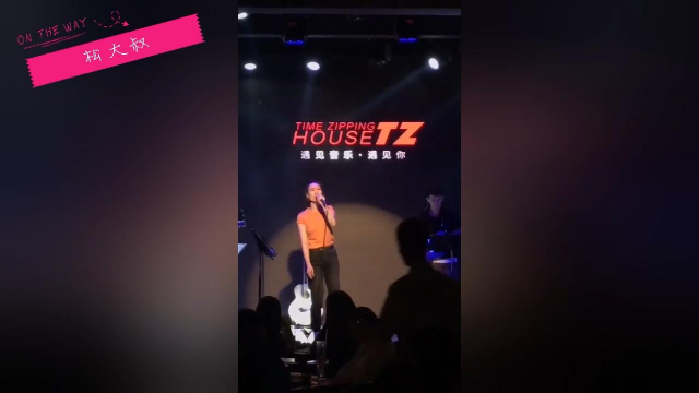 酒吧歌手实力翻唱《岁月神偷》，网友：又是一个被天使吻过的嗓子