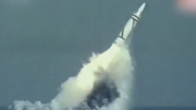 霸气！海军核潜艇水下发射历史画面：弹道导弹一跃而出一飞冲天