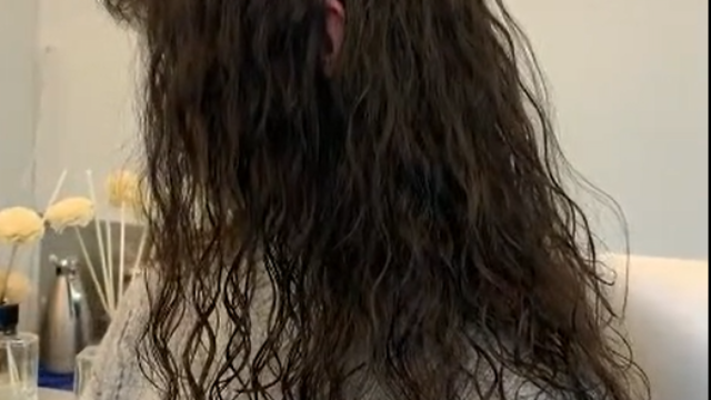 一款好看的羊毛卷就应该这样烫，蓬松好打理，时尚感十足