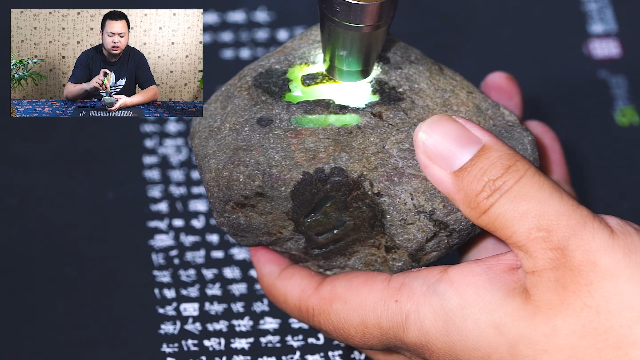 翡翠原石打灯感觉空洞种水看着比较嫩未必不是好料关键怎么区别呢