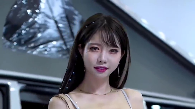 韩国时尚美女车模，粉色眼黛装充满少女气息，不由自主的多看几眼