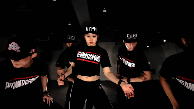 小姐姐这气场没谁了，舞团演绎欧美燃曲《Let it Go》