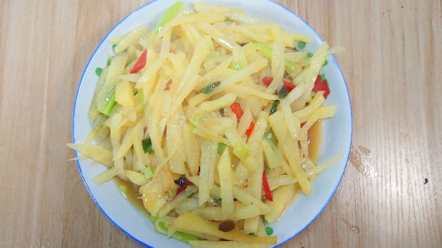 厨师教你酸辣土豆丝正确做法，口感酸辣过瘾，好吃又下饭